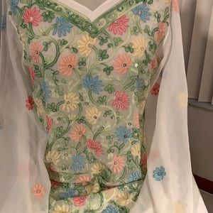 Beautiful Solitaire blouse embellished size M